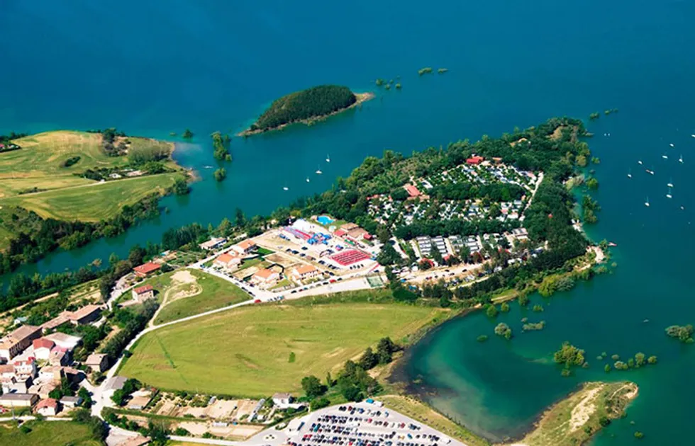 Pantano de Alloz: Un Paraíso para el Turismo Rural y las Actividades al Aire Libre